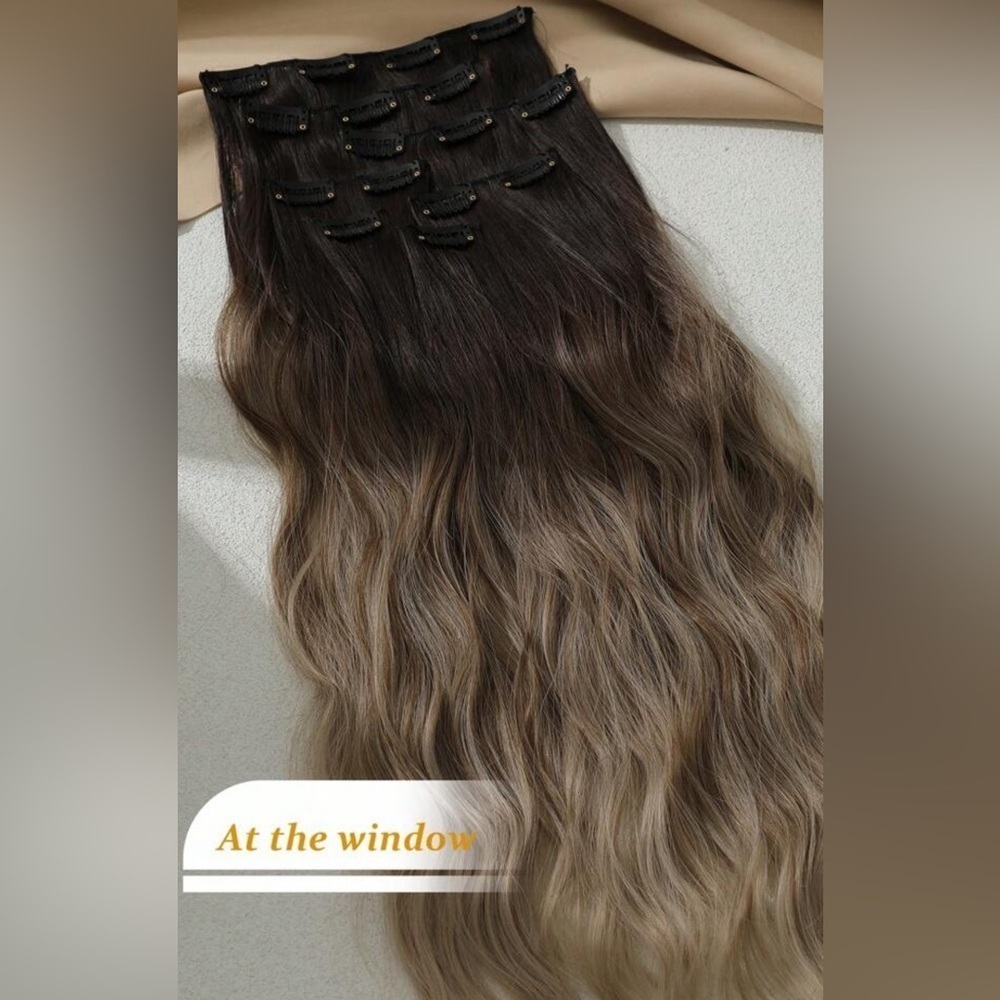 Ombre Ashy Blonde Wavy Clip in hair extensions in 22 Inches - Picture 4 of 9